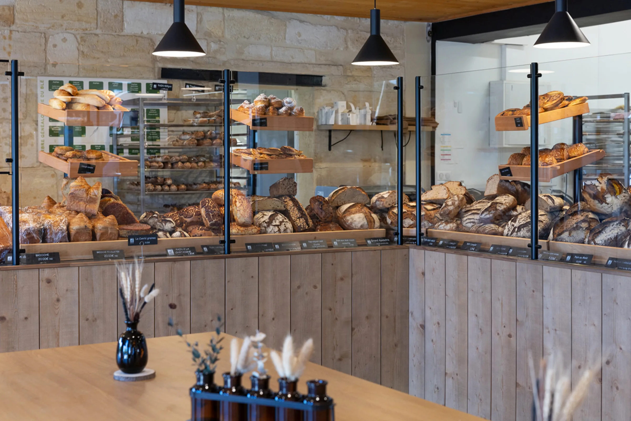 Intérieur de la boutique, vitrines de pains sur bardage bois