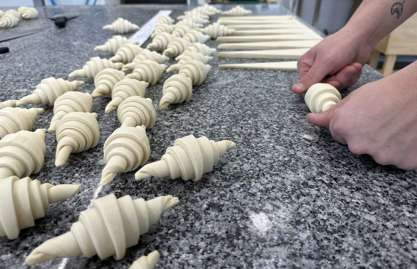 Façonnage des croissants sur le marbre