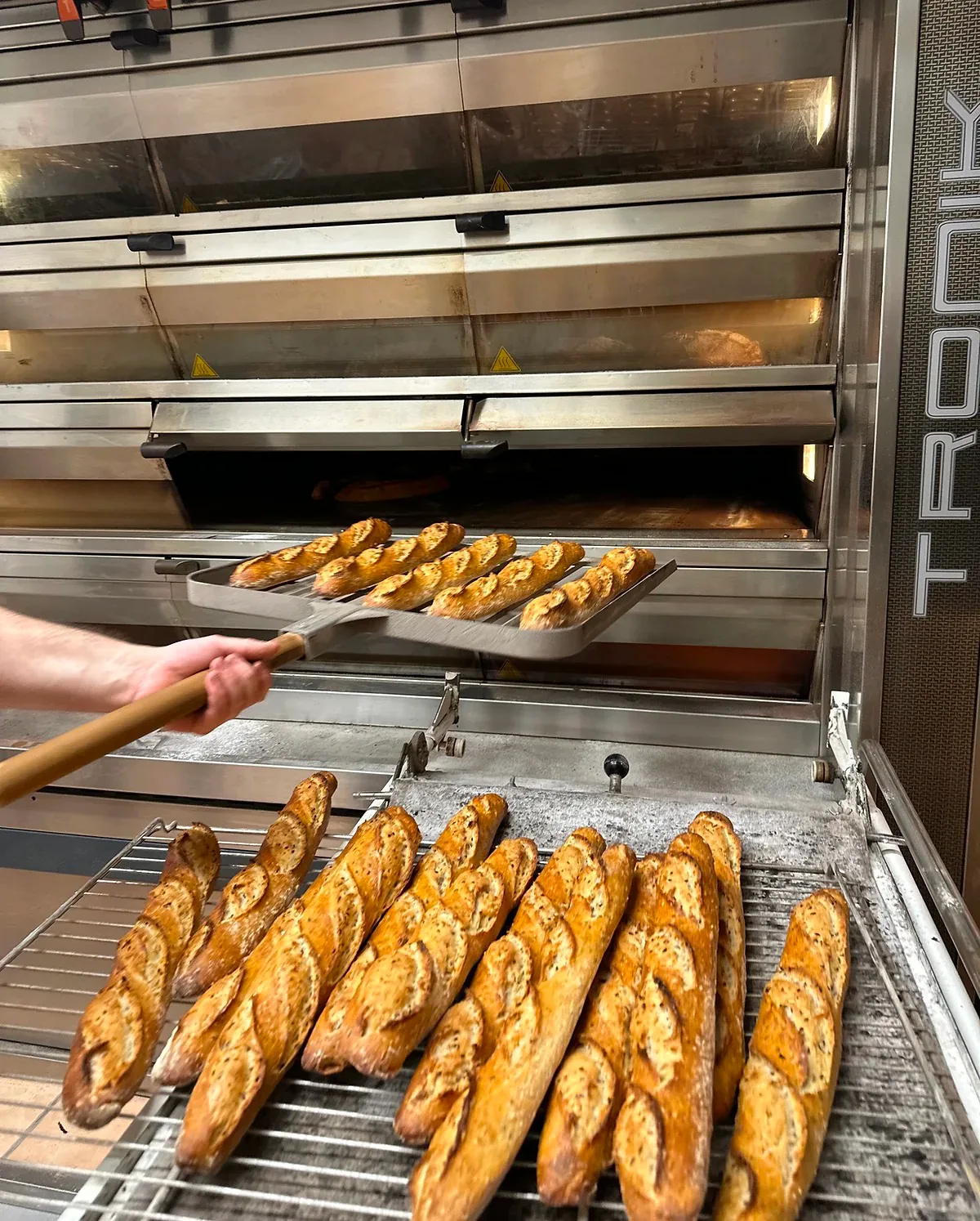 Fournée de baguettes sortant du four