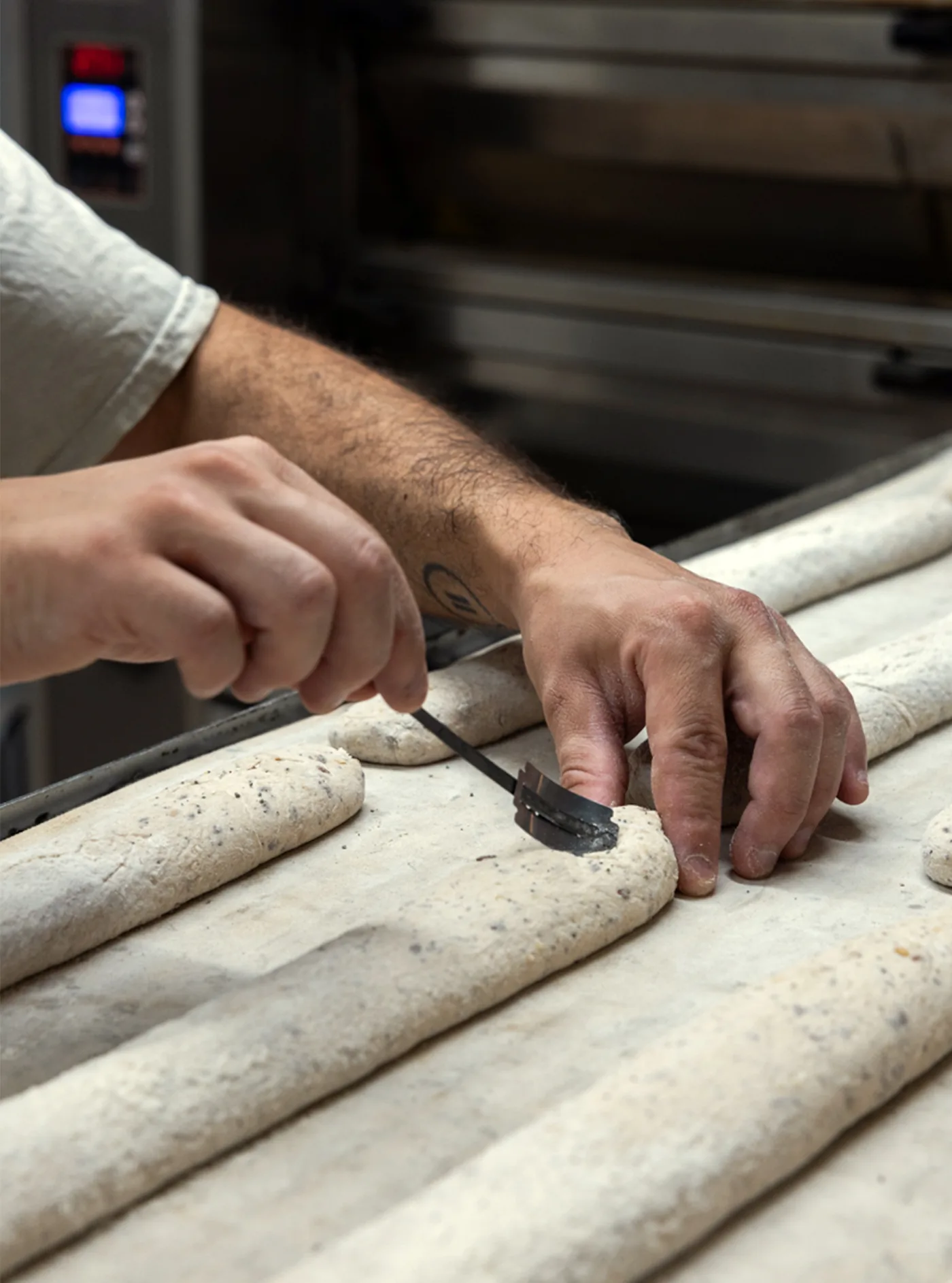 Lamage d'une baguette à la main avant enfournement