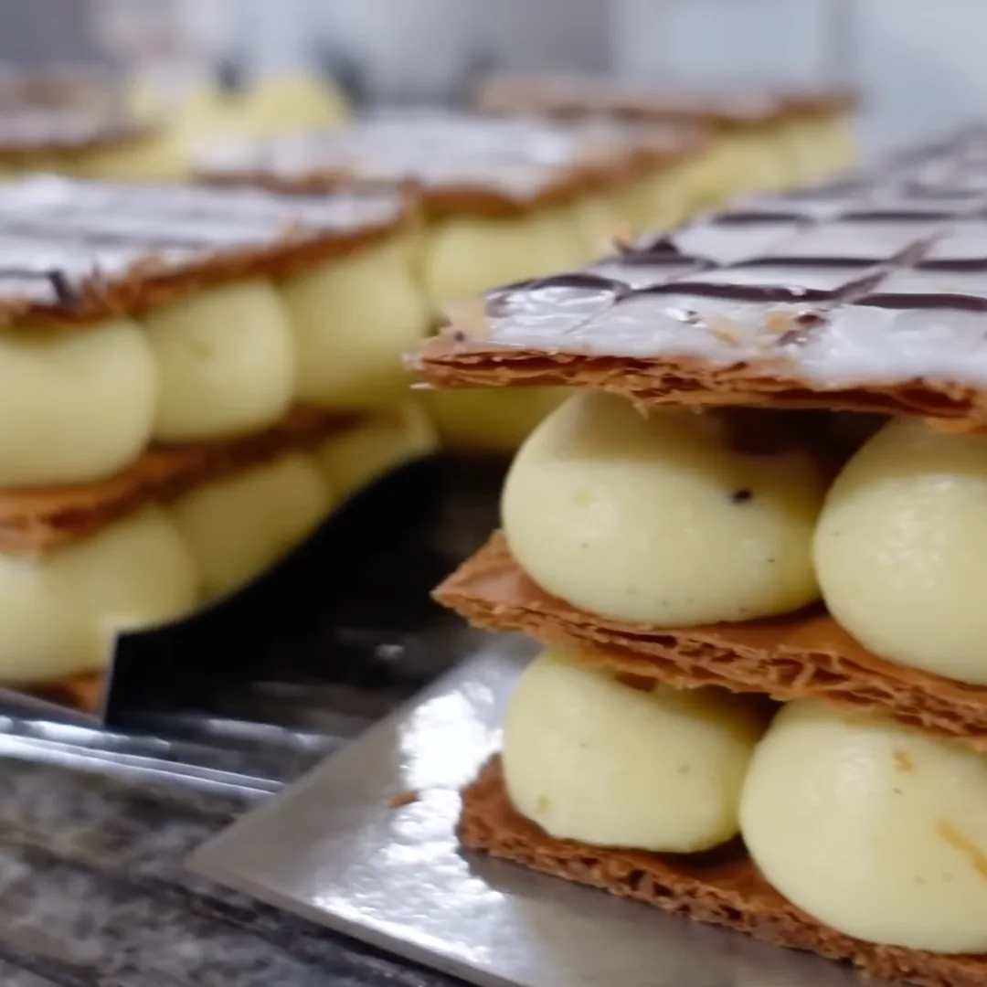 Millefeuilles alignés sur une plaque