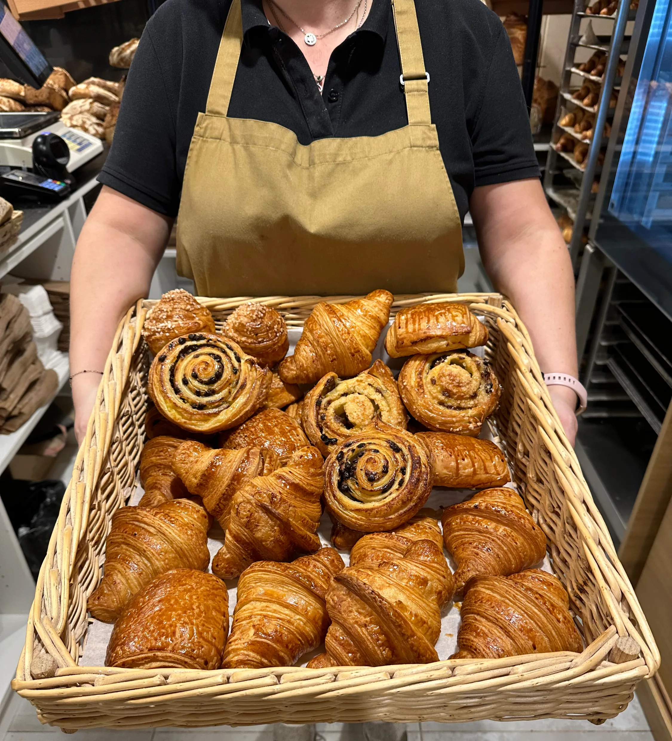 Panier de croissants et de pains aux raisins