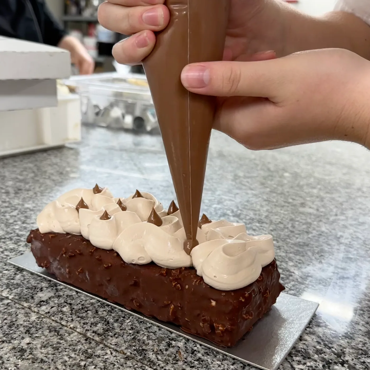 Pochage d'une crème sur un entremets