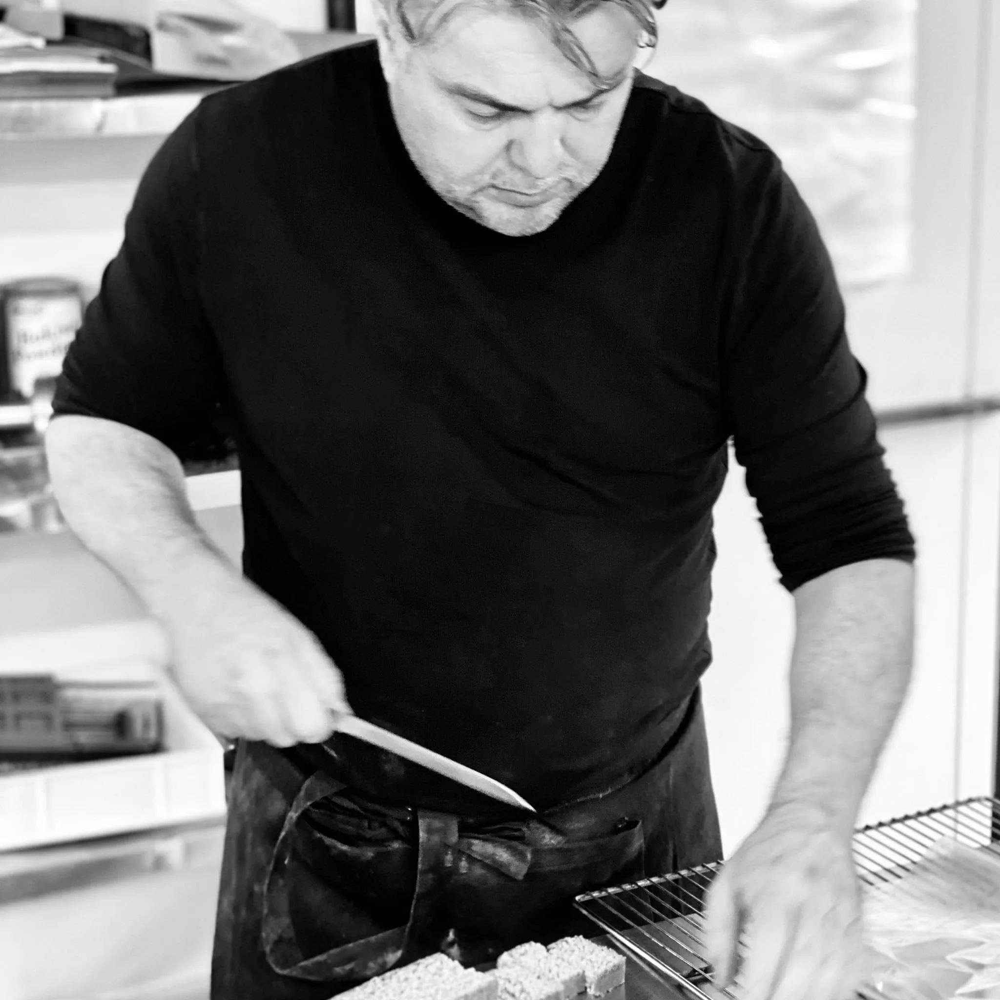 Jean-Noël Sans au travail dans le fournil